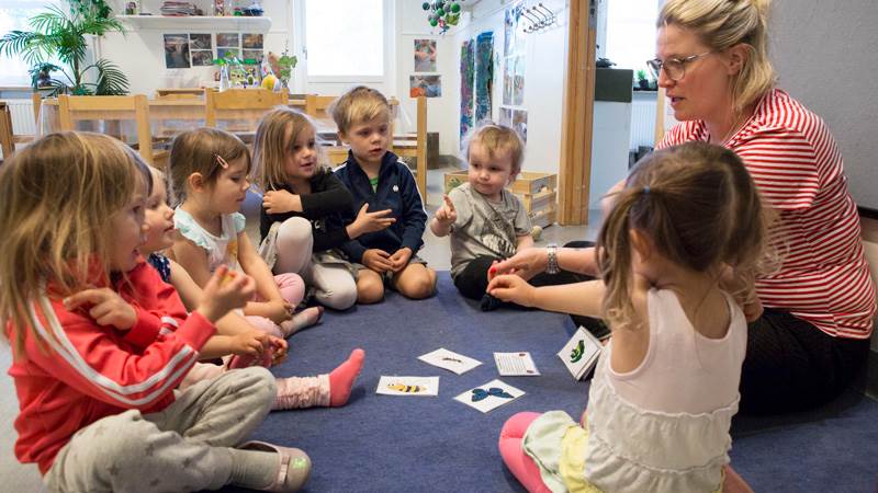 Barn är samlade i ring.
